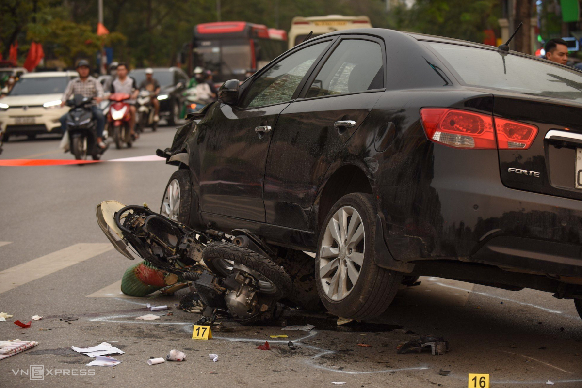 Hiện trường vụ tai nạn ôtô đâm liên hoàn 17 xe máy tại ngã tư Xuân La - Võ Chí Công (Tây Hồ, Hà Nội).