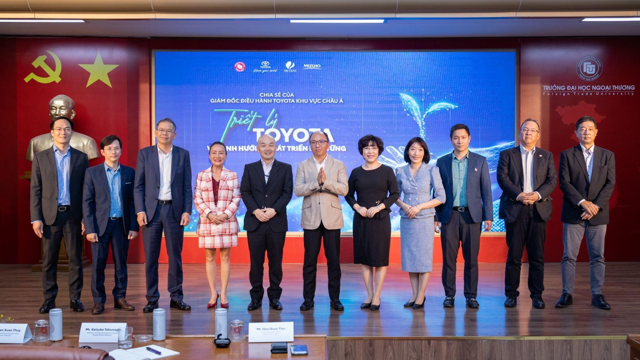 Đại diện Toyota Việt Nam và trường Đại học Ngoại thương tại sự kiện.