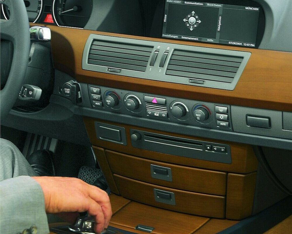 Hệ thống thông tin giải trí iDrive trên BMW series 7 E65. Ảnh: BMW
