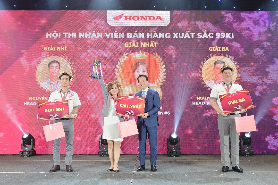 Lãnh đạo Honda Việt Nam trao phần thưởng cho 3 thí sinh xuất sắc nhất. Ảnh: HVN
