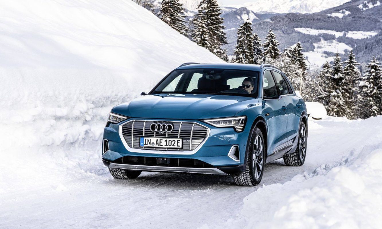 Xe điện Audi e-tron trên một con đường núi phủ tuyết trắng ở châu Âu. Ảnh: Audi