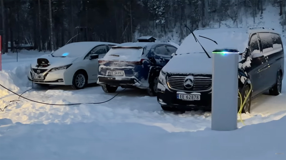 Các mẫu xe điện thuộc các thương hiệu khác nhau, gồm Mercedes, Lexus và Nissan tại một trạm sạc ở Na Uy vào mùa đông. Ảnh: Micah Toll