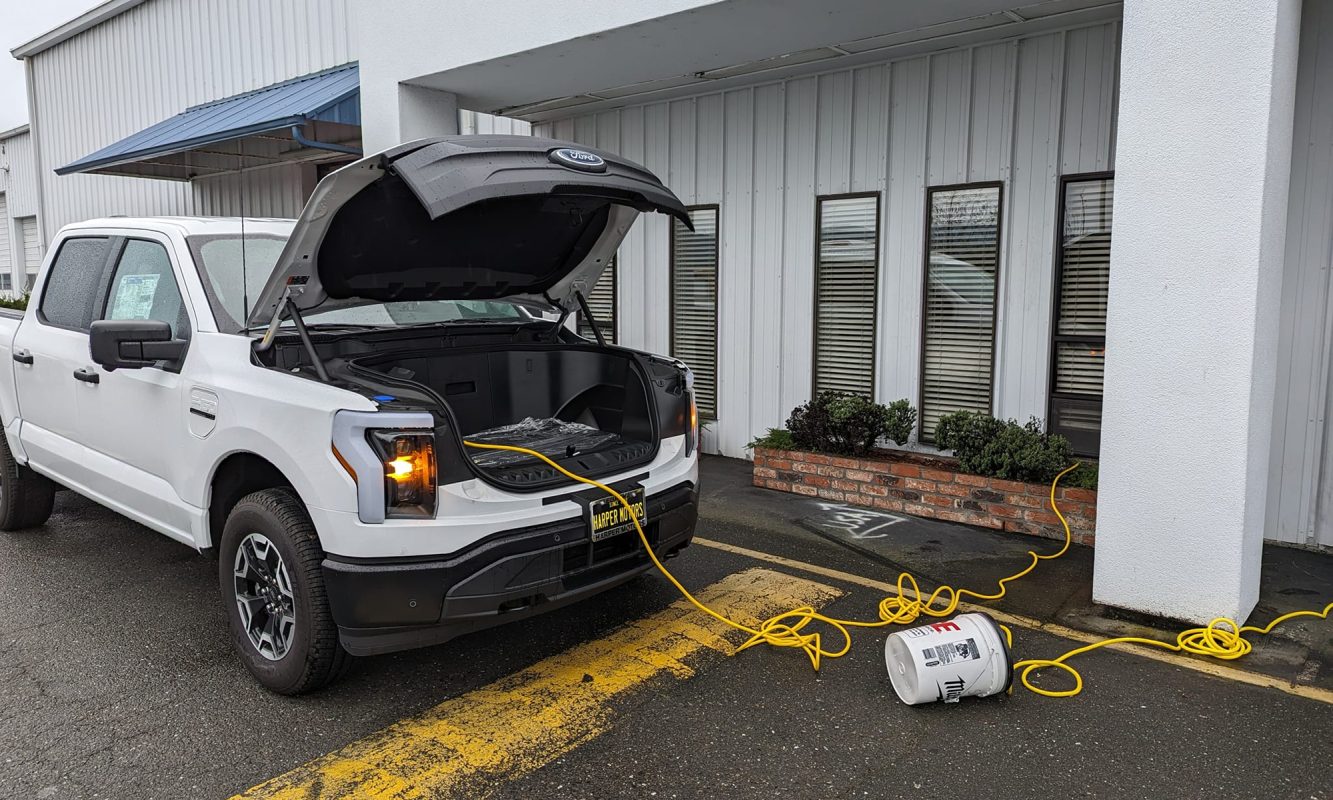 Xe bán tải điện Ford F-150 Lightning đang cấp điện cho đại lý ôtô. Ảnh: Harper Motors
