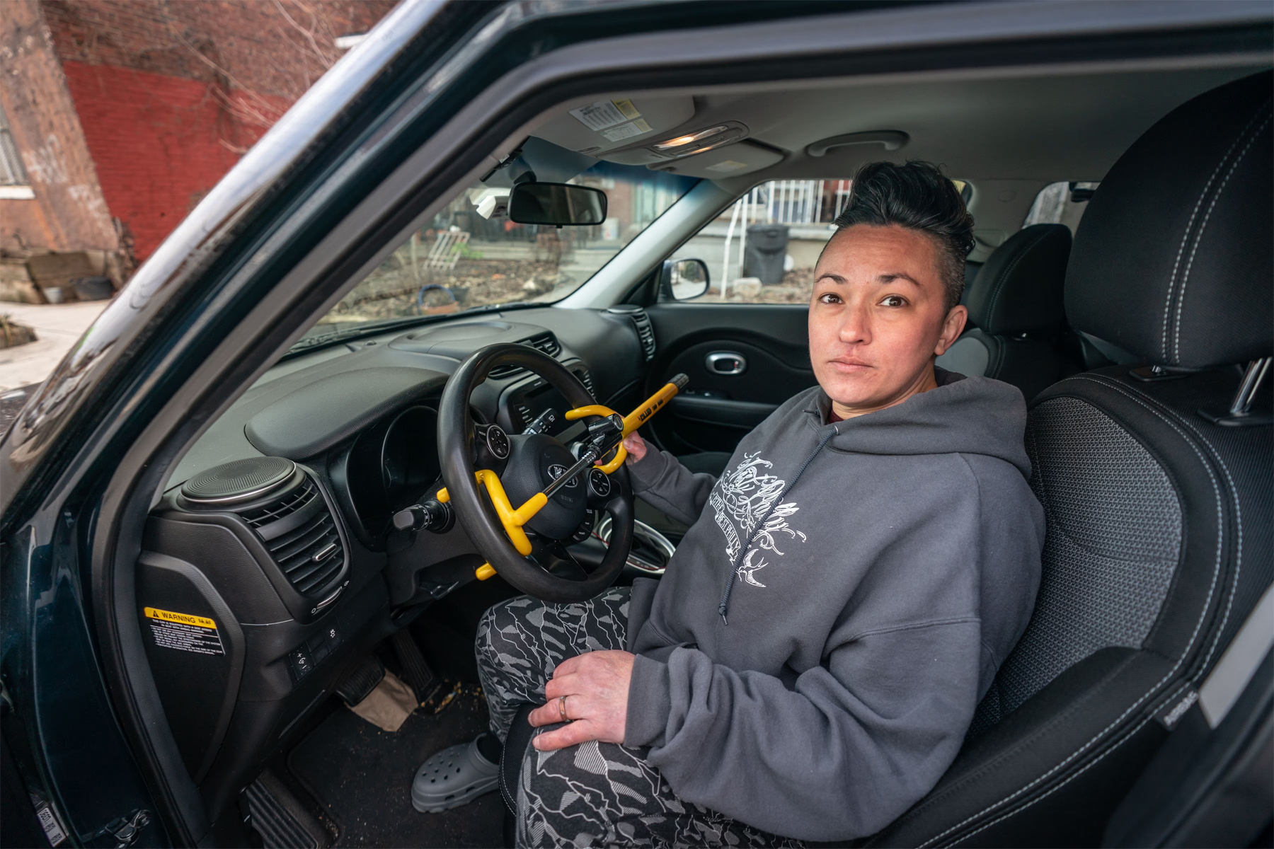 Amy Nieves-Renz ở Philadelphia với The Club - thiết bị khóa vô-lăng mà cô sử dụng để bảo vệ chiếc Kia Soul sau khi xe bị lấy trộm ngay trước dịp Lễ Tạ ơn 2022. Ảnh: Philadelphia Inquirer