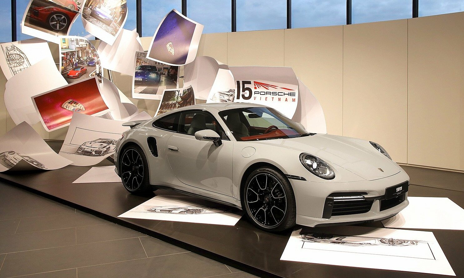 Một chiếc Porsche 911 tại showroom của hãng ở Sài Gòn. Ảnh: Phạm Trung