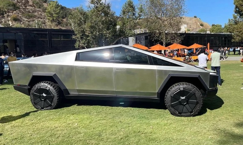 Xe bán tải Tesla Cybertruck với màu kim loại nguyên bản của thép không gỉ. Ảnh: Autoevolution